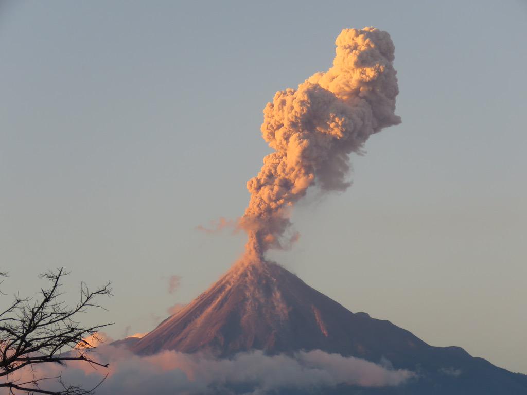 toonmx's tweet photo. "@SkyAlertMx: “ Exhalación del Volcán de Colima hoy domingo a las 7 de la tarde @SkyAlertMx http://t.co/ogDzhQvTxZ”" se vio hasta Apatzingán