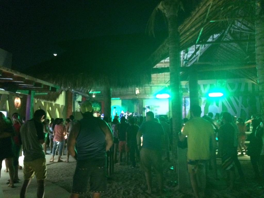 TwittPlaya's tweet photo. Ya en @blueparrotplaya   #GondWanaenPlaya Tour 2015 en @blueparrotplaya #Reggae  @ZanzibarWMP http://t.co/RkeNNht8SV