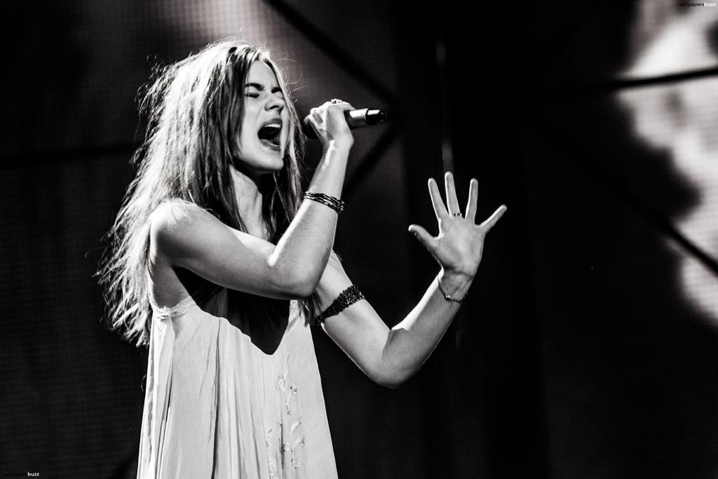 serena_suarez's tweet photo. Singing is my life retweet if you dance and sing in your mirror http://t.co/OkuqpTPH9L