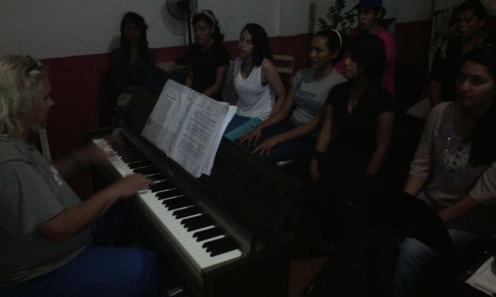 Ensayo para el montaje del concierto Sacro,  coro juvenil nucleo Anaco con el Maestro <a href="/lambertopiumi/">Lamberto Piumi</a>