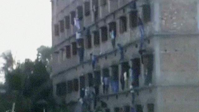 고사장 벽 타고 '커닝 쪽지' 전달하는 부모들…인도 부모들의 비뚤어진 교육열에 세계인의 눈살을 찌푸려 bit.ly/19JFZaw 당국 경찰, 이같은 부정행위로 부모와 교사 등 1000여 명 체포.