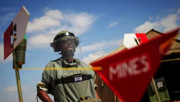 DEMASomalia's tweet photo. .#IED's cause 8 incidents/week in #Somalia.#UNMAS training teams to clear landmines #StopIED's http://t.co/h3SoENz32F http://t.co/PQnc0rNJ6D