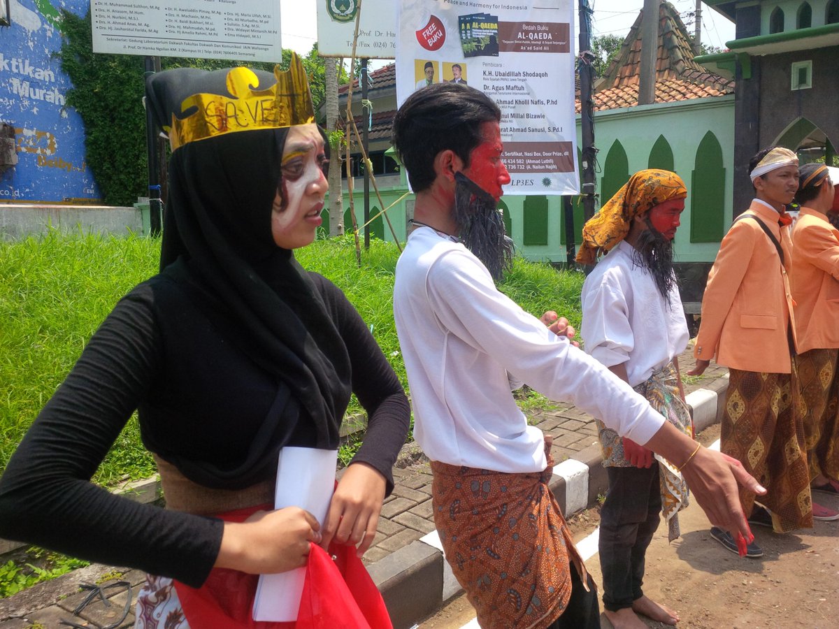 Kostumnya unik2. Meski panas menyengat, tetap semangat #saveTBRS <a href="/uinSMG/">UIN Walisongo Semarang</a>