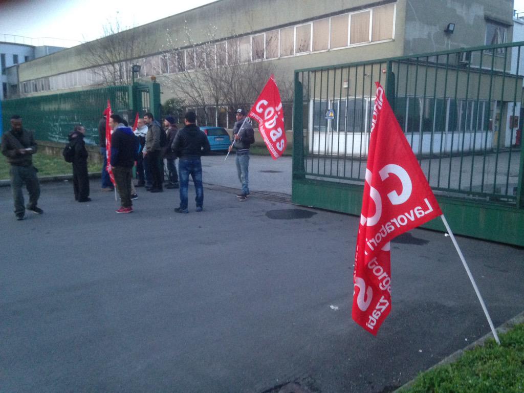 LASCILORIA's tweet image. 5.30 siamo alla Imprint di #Baranzate con i lavoratori della coope servizi multi lavoro #Sicobas @radiondadurto