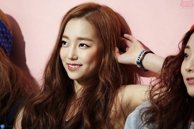 CAwlYD9UYAACO35.jpg:large