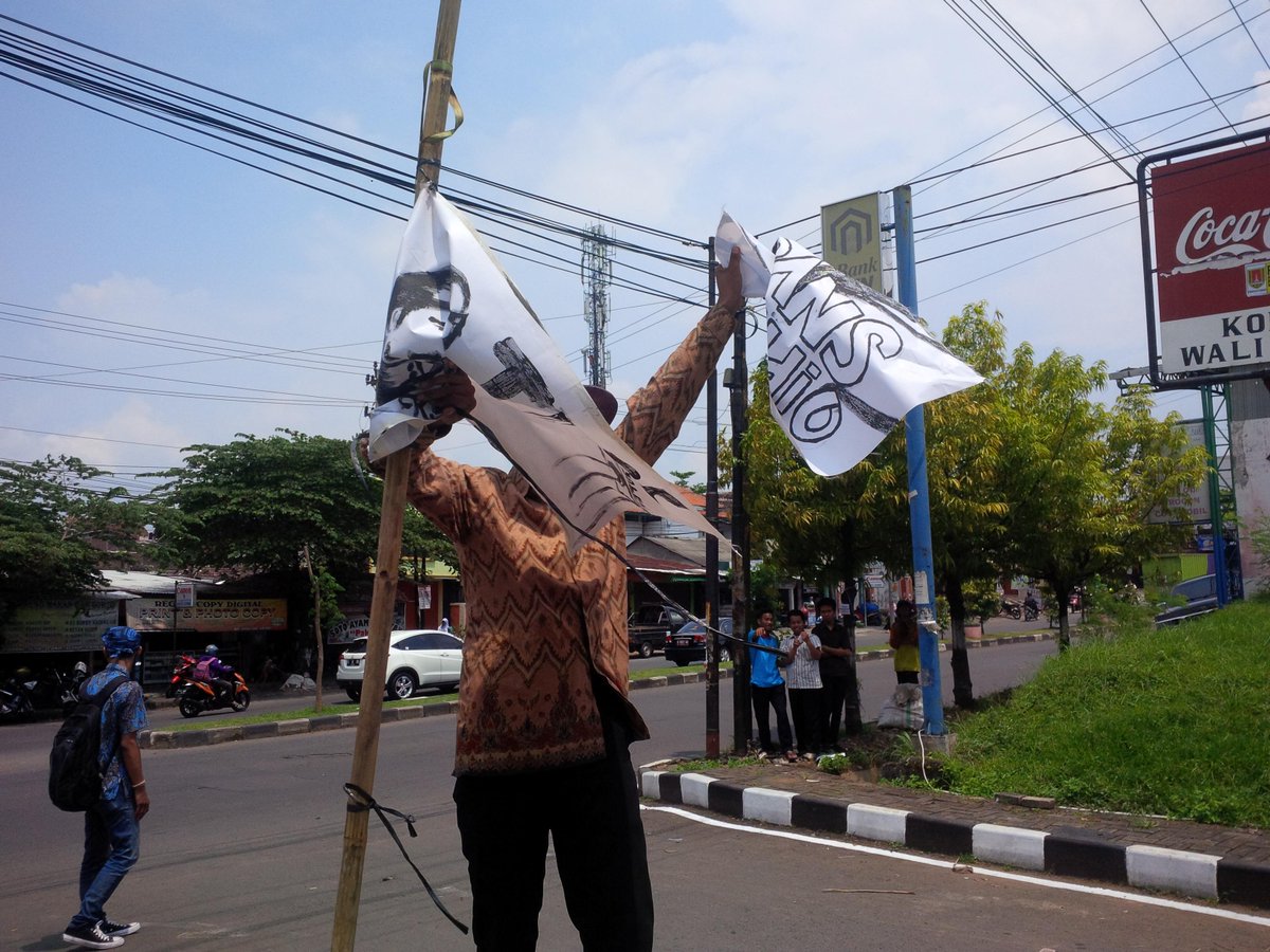 Bendera bgn bawah (Trans Studio) disobek, Bendera tinggal TBRS. "Sobek sobbeekk!" <a href="/uinSMG/">UIN Walisongo Semarang</a> #saveTBRS