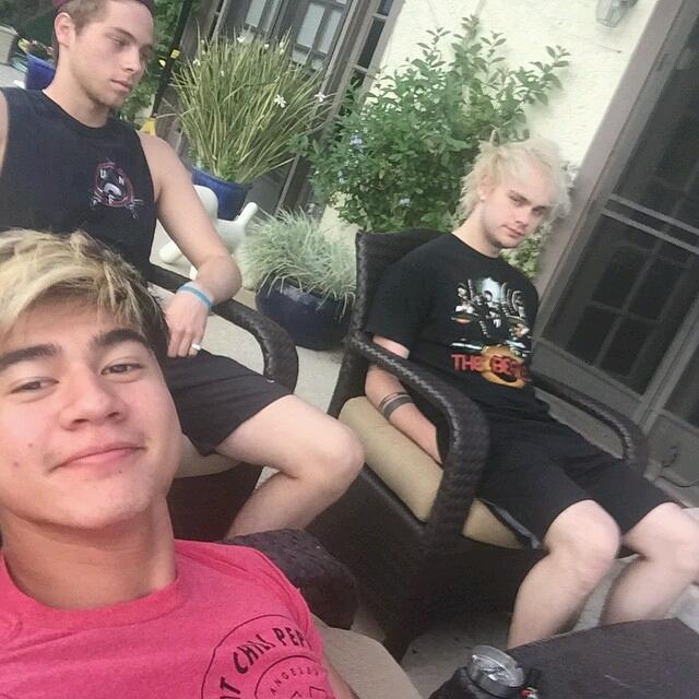 NiallHowMuch's tweet image. Seen on Fahlo:Salmon pink Sunday's tinyurl.com/n9zdvm2