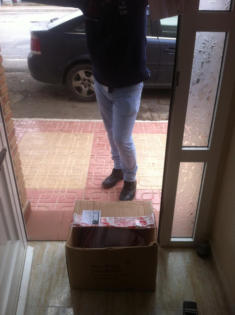 vicentemunoz's tweet photo. @envialia_es o paquetes que ya llegan directamente abiertos y con robo de mercancía. http://t.co/AOsluhDZvj