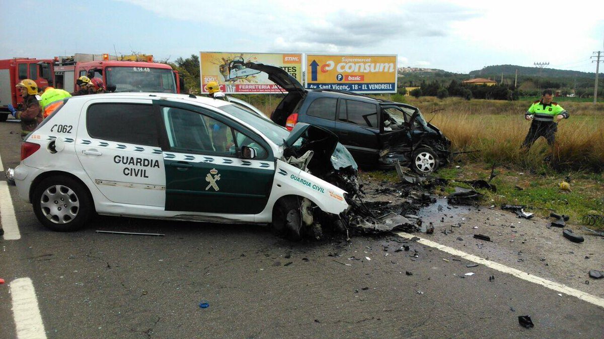 guardiacivil's tweet photo. Un abrazo a los compañeros heridos al ser embestidos por otro vehículo.El autor fue detenido,se investigan la causas http://t.co/myYOiByijz