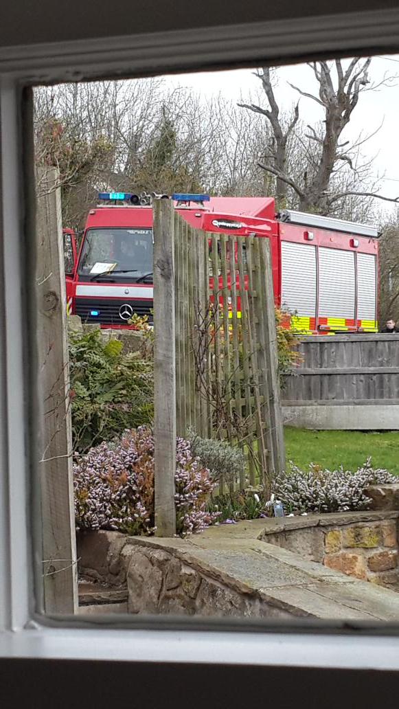 Fiona_Fletcher's tweet photo. Apparantly theres bn a plane crash on minera mountain! 3 fire units, ambulances, helicopters, police!!! http://t.co/3XyJRksd8s