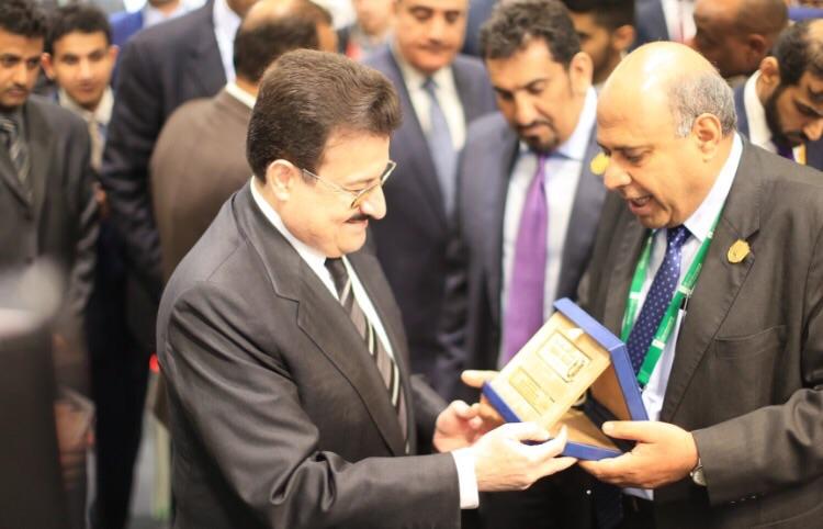 KSUROSSA's tweet photo. رئيس وفد #جامعة_الملك_سعود يقدم هدية تذكارية لمعالي السفير في جناح الجامعة في #يوم_المهنة_والتخرج2015 لندن

#مبتعث http://t.co/xufT93gErp