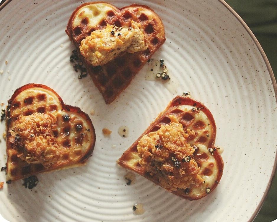 AmritaOfLife's tweet image. Waffles with Fried chicken for brunch at home. 
#MondayIsSunday #Yuss
 #LifeKiRecipe