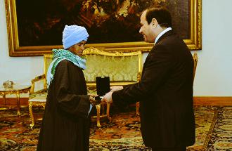 abdullazizNahdi's tweet photo. مرأة ريفية، تنكرت في زي رجل صعيدي لمدة ٤٣ عاما، لتمارس مهن شاقة لإعالة عائلتها.

ما أعظمك من أم، ما أعظمك ورب الكعبة. http://t.co/Ai09Qa4RgM