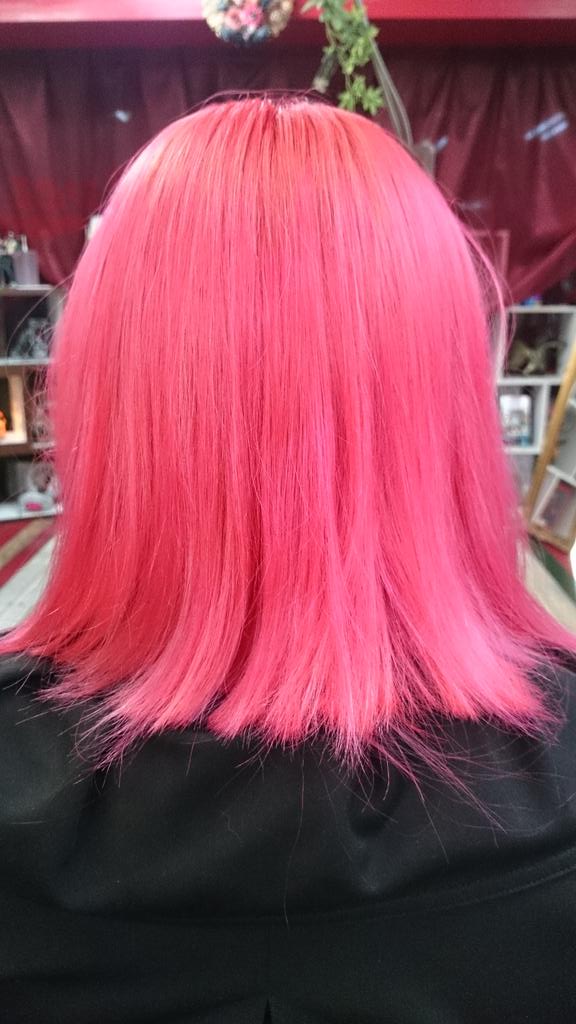 Candyvelvet 宮川 和人 オススメ派手カラー いつもの マニックパニックではなく 今回は カラーバターでピンクに デーモンレッド と フラッシュピンクのミックスで ピンクは マニックパニックよりも カラーバターの方がオススメです 髪色ピンク 派手