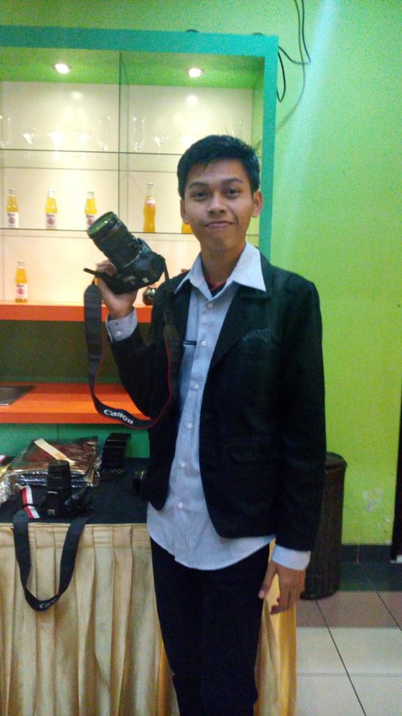 simplelifeoffcl's tweet photo. Kameranya khilaf @Annitanitanita Ada apa dengan dua pemuda ini? kok tiba-tiba jadi ganteng gini yah?@simplelifeoffcl http://t.co/Wlla2a9O3E