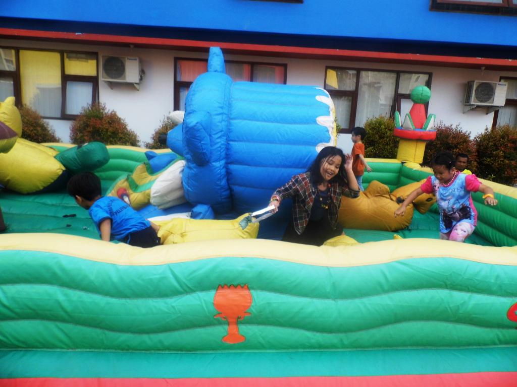 sis_plm's tweet photo. #balloon #palace #kids #excited #SISPalembang http://t.co/r6PLK1UDfJ
