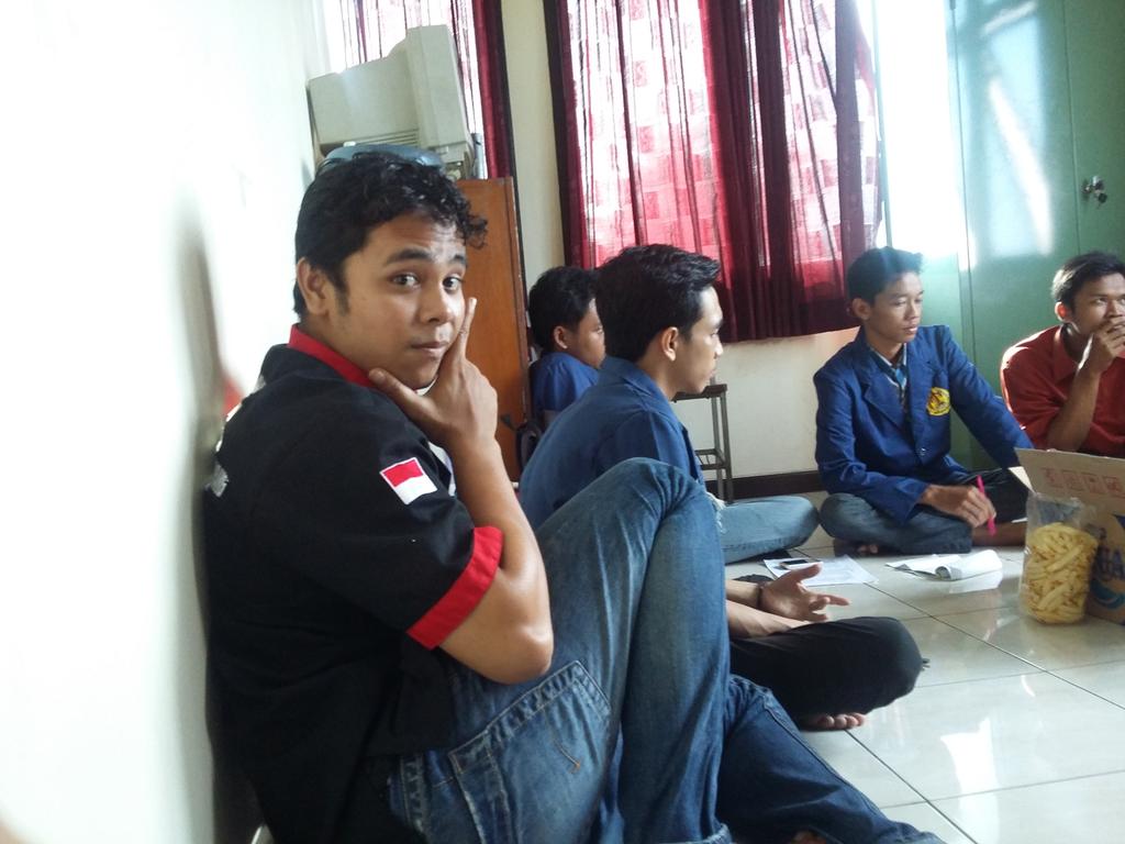Di awal pekan ini kami main ke <a href="/remus_usm/">UKM RADIO USM</a>, sambil silaturahmi kami juga belajar tentang radio itu