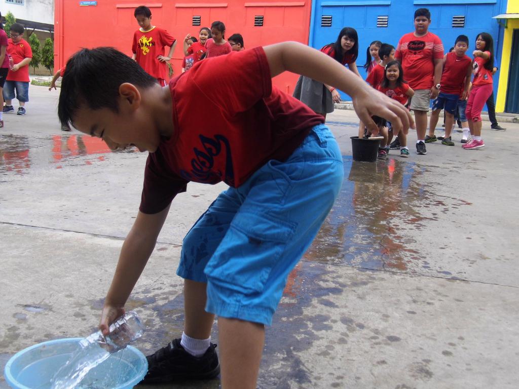 sis_plm's tweet photo. #students #teachers #play #water #math #team #bonding #SISPalembang http://t.co/zTvwx42fxU