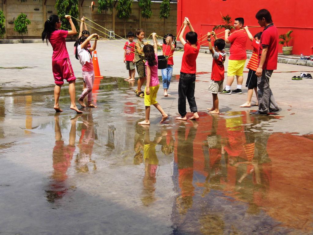 sis_plm's tweet photo. #students #teachers #play #water #math #team #bonding #SISPalembang http://t.co/zTvwx42fxU