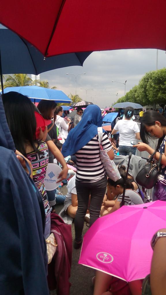 koojunhstyles's tweet image. 03.22.15 || HOLDING AREAS FOR THE TITANIUM SECTION OMG 
OTRAManila #Spinnr1D