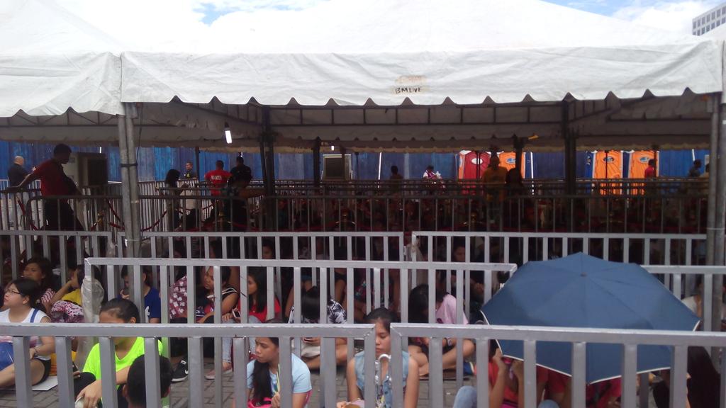 koojunhstyles's tweet image. 03.22.15 || HOLDING AREAS FOR THE TITANIUM SECTION OMG 
OTRAManila #Spinnr1D