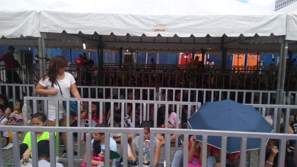 koojunhstyles's tweet image. 03.22.15 || HOLDING AREAS FOR THE TITANIUM SECTION OMG 
OTRAManila #Spinnr1D