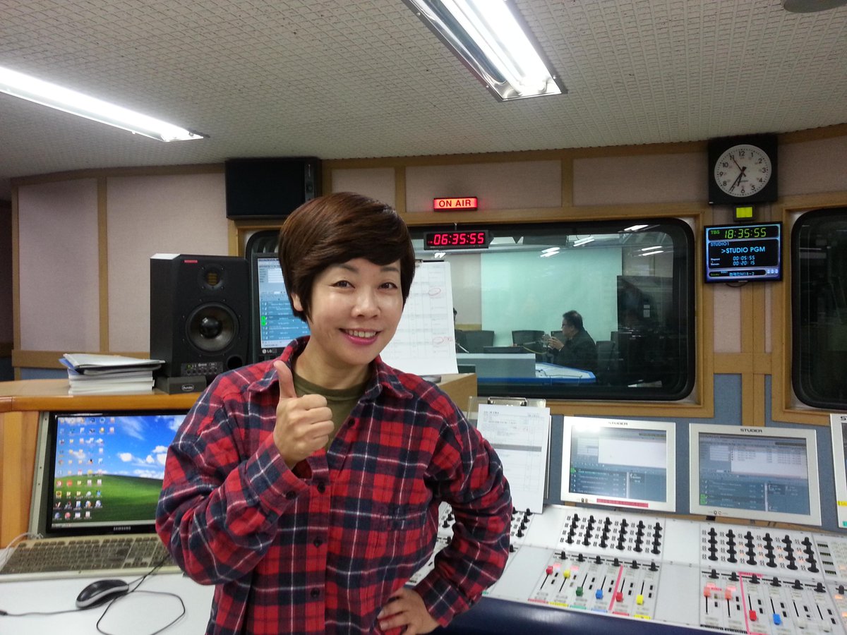 저는 지금 TBS-FM 교통방송 스튜디오에 도착했습니다! 생방송 하려고 기다리다가 이철희소장 생방송 하는 중에 한컷! 
8시 기대해주시고 청취해 주세요. 95.1 ^^