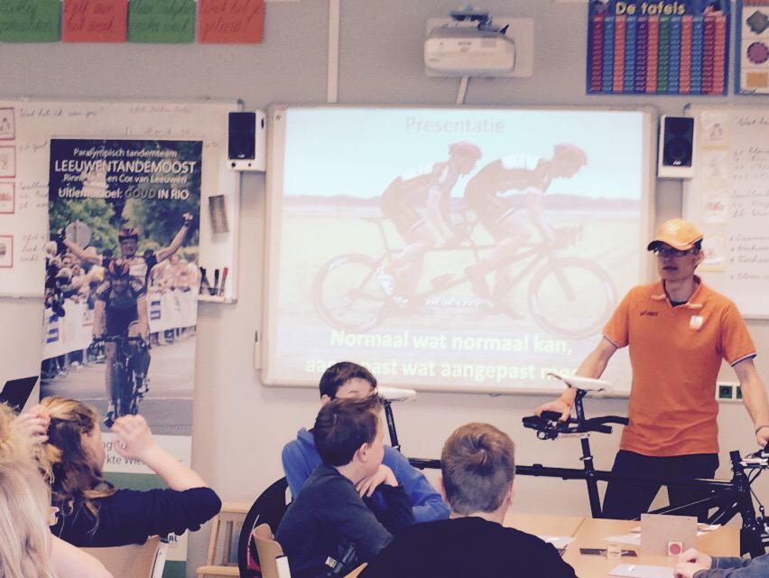 CBSDeBorgh's tweet photo. Groep 7/8 krijgt een clinic over sporten met een beperking. Twee Olympiërs voor Rio 2016 geven uitleg. http://t.co/qyN39jI3Vt