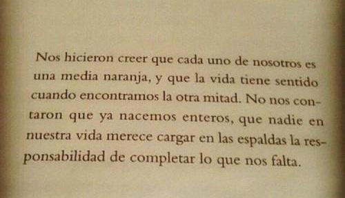 ConMdeMelanie's tweet photo. Nos hicieron creer que cada uno de nosotros es una media naranja. http://t.co/5cEbfyOIsV
