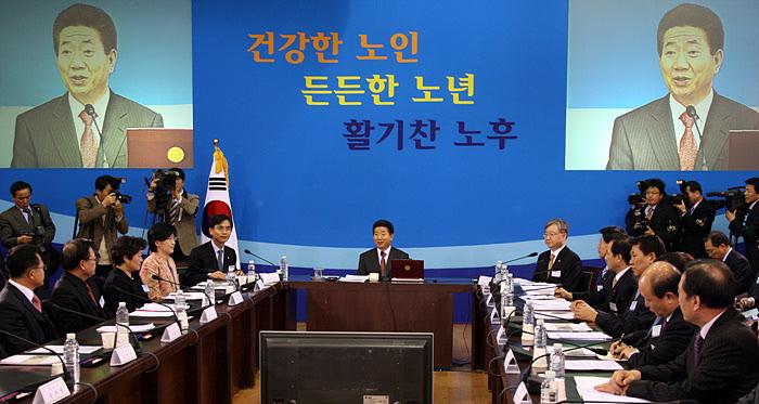 노친네들아~
늙어도 사실은 제대로 알고살자.
그용돈 유시민이 준거야.
알기는 아냐?