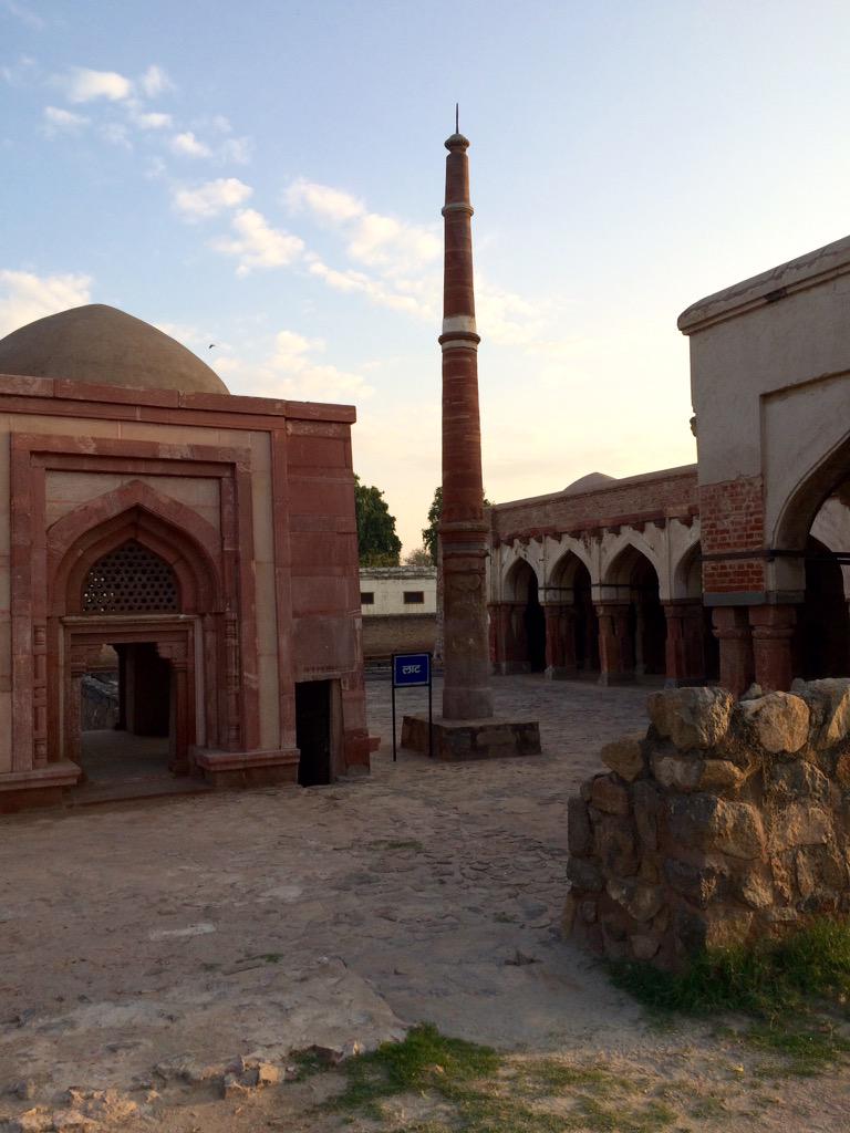 Adg2Asi's tweet photo. Monument of the Week : Lat ki Masjid, Hissar.
The monument has a broken Asokan pillar and masjid of Firozshah Tughlak http://t.co/LyRxvtYHW7