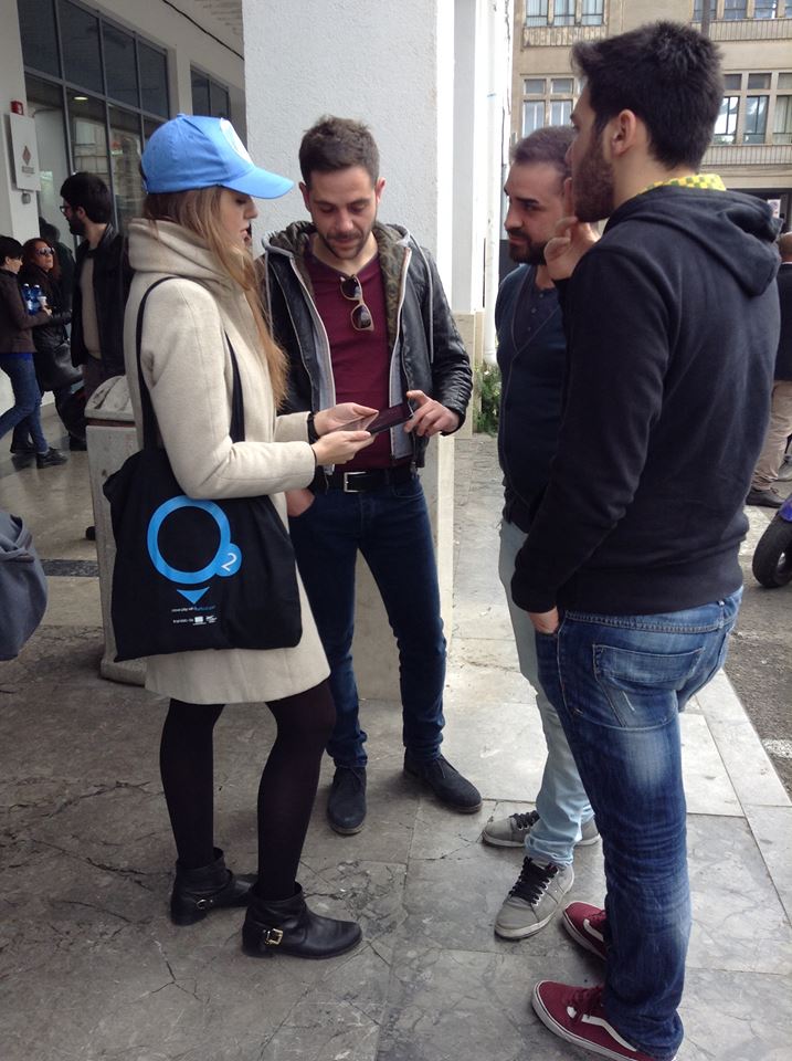 traffic_O2's tweet photo. Anche oggi ad #UNIPA le ragazze #trafficO2. Un simpatico gadget per ogni nuovo iscritto! http://t.co/QqQ6rs3RXU http://t.co/bKDGSDpAdc
