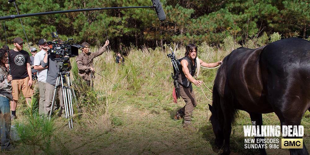 BAMF_Buttons's tweet image. Behind the scenes with Daryl and I! ❤️🐎 #TheWalkingDead