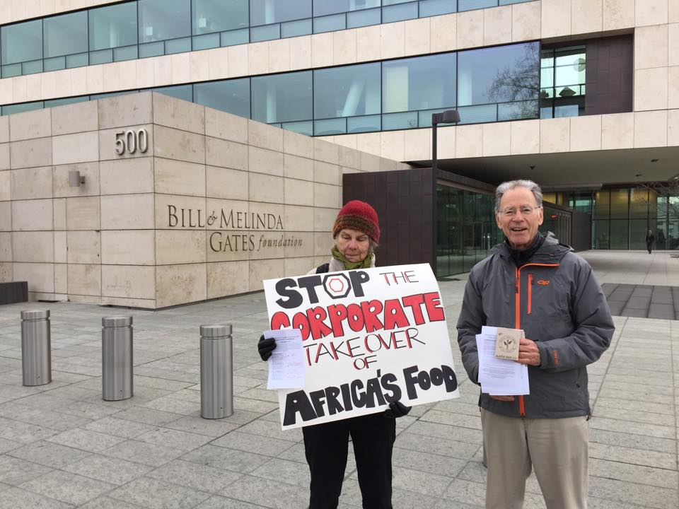 GlobalJusticeUK's tweet image. Protest outside @gatesfoundation HQ in Seattle #freetheseeds by @cagjseattle #foodsovereignty gju.st/freetheseeds