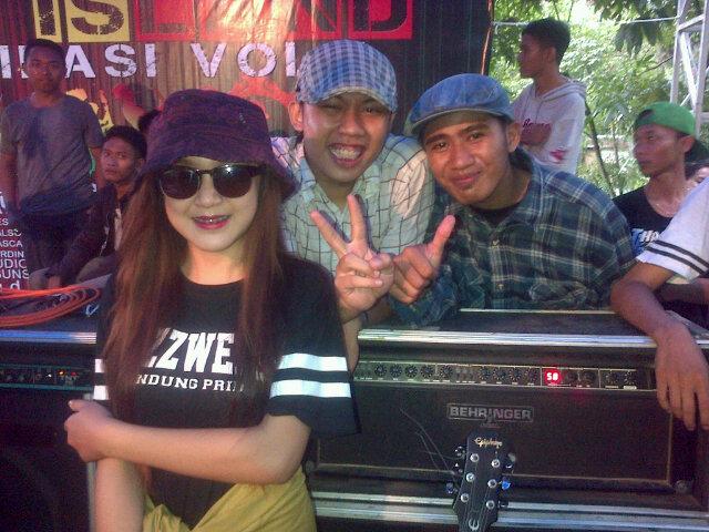 Coba tebaaakkk :o Siapakah ini? Wkwkwk =D <a href="/scimmiaska/">S C I M M I A S K A</a> <a href="/playVreggae/">Play V Reggae</a> yo tebak, yg tau tar d'kasih clover 1 =D