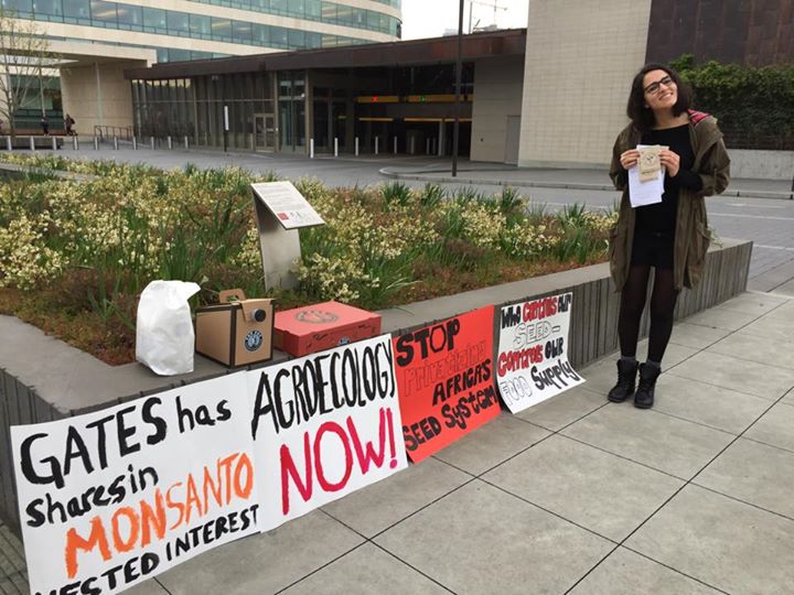 GlobalJusticeUK's tweet image. #Solidarity to our friends @cagjseattle who are protesting outside the @gatesfoundation HQ in Seattle. #freetheseeds