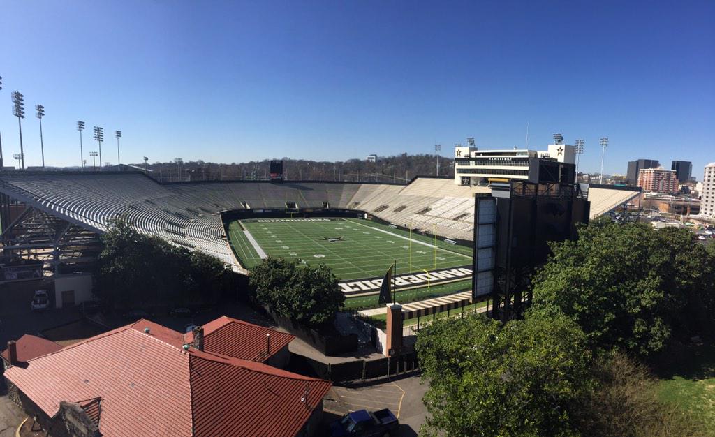 MatthewTidwell's tweet photo. all this black and gold is killing me...#firstday http://t.co/UY10w0KMjn