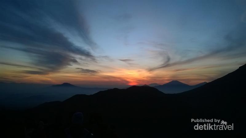 detikcom's tweet photo. Ini Dia Tempat Terbaik Menikmati Sunrise di Dieng http://t.co/F52Ro9AjkI via @detiktravel http://t.co/3bHvMmQVjK