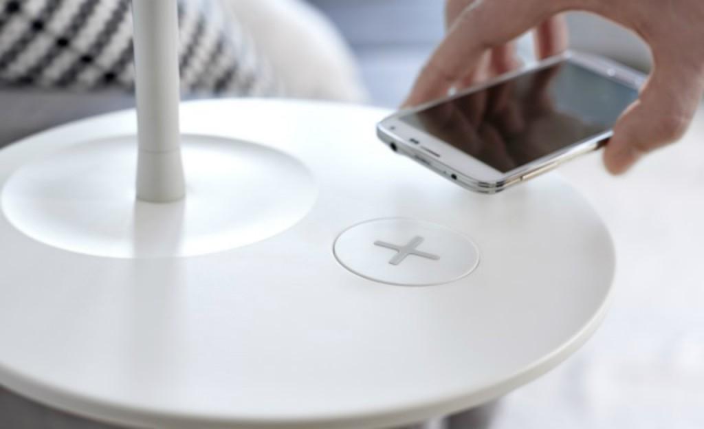 azendra_com's tweet photo. ¡Adiós cargadores! Ikea lanza una línea de muebles que cargan el móvil de forma inalámbrica http://t.co/c2XJLs4hj9 http://t.co/NoDn0EJ1no