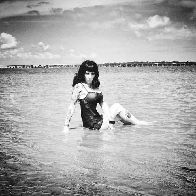 Digging in the vault 2. #FreyjavanSiren #BettieStyle #RETROGIRL http://t.co/v08cgKdyUt<a href="/tag/freyjavansiren"class="tags">#FreyjavanSiren</a><a href="/tag/bettiestyle"class="tags">#BettieStyle</a><a href="/tag/retrogirl"class="tags"><span>#retrogirl</span></a>