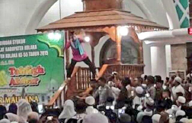 PendakiSang's tweet photo. Khutbah kenapa harus pencilakan di mimbar pak Ustad...??? hadeehh-_-" http://t.co/RpUGZh48Dw