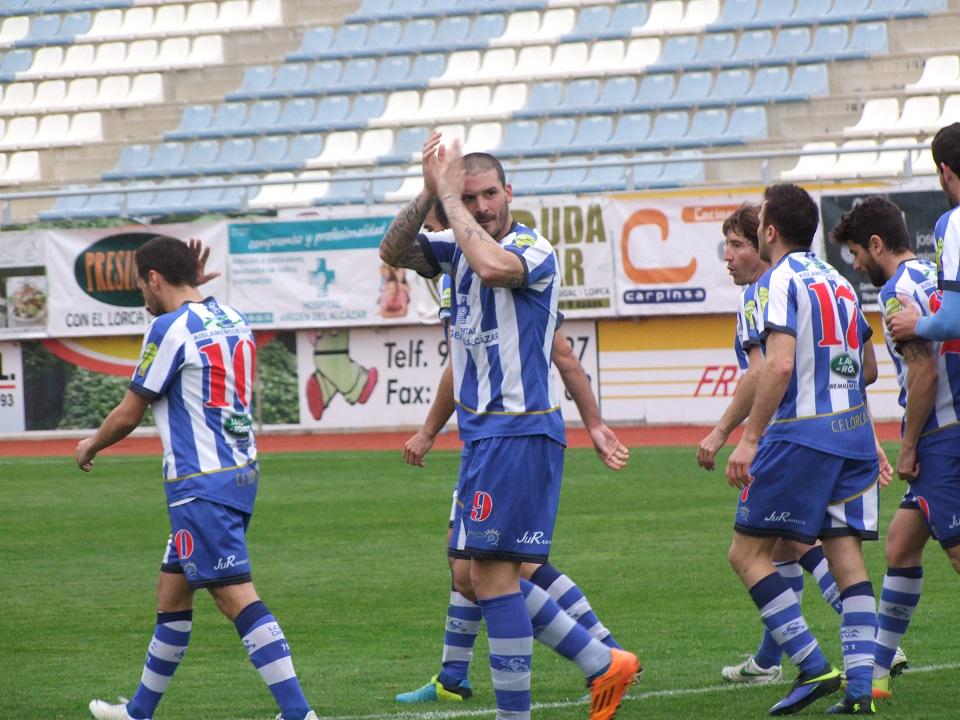 Oscar_Lorca's tweet photo. @hugosalamanca99 celebra con sus compañeros su golito y dedicandoselo a la aficion @lorcadeportiva #HugoGol http://t.co/7BiLWfWEW9