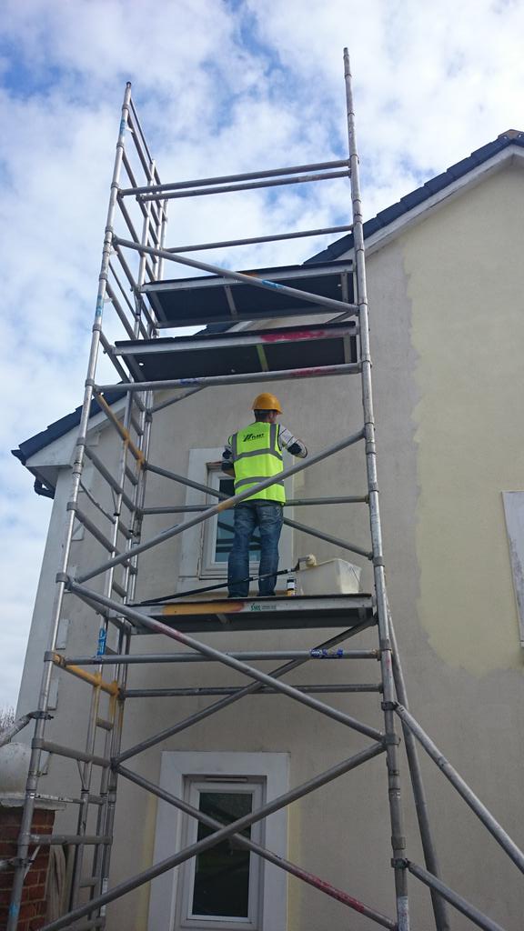 Fleet2015's tweet photo. Del boy putting health and safety first on this scaffold job #exterior #sunny #decorating http://t.co/fE8MwWT0Em