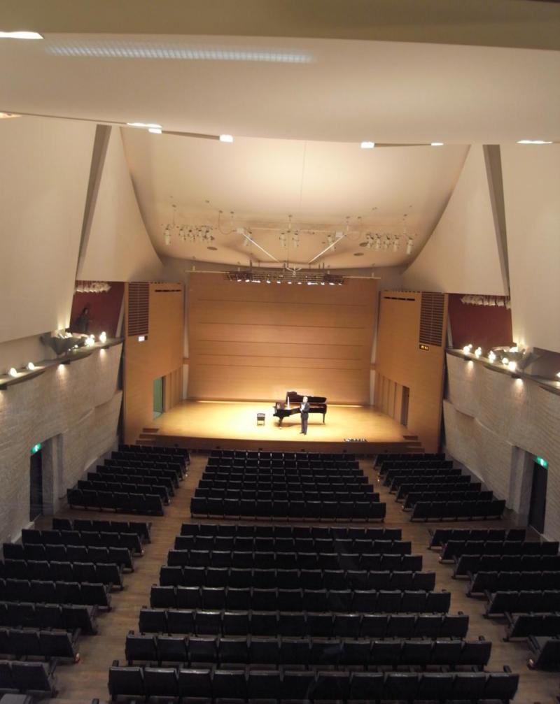 はな あの小柄で品がある美しいホールが Architectudf 東京の小ホール で 音のよさと空間の質の高さで東京文化会館と一 二を競う千駄ヶ谷駅前の津田ホールが 今月一杯で閉鎖 津田塾の再開発に伴う ディベロッパーの暗躍が垣間見える Http T Co