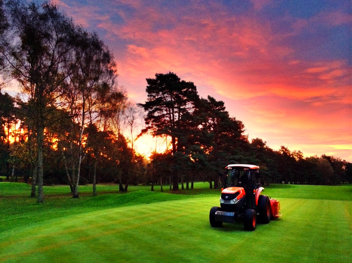 KubotaUK's tweet photo. Red sky at night, landscaper’s delight! Thanks to @WoburnGC for sending in this beautiful picture. http://t.co/dlMvTBrDEI