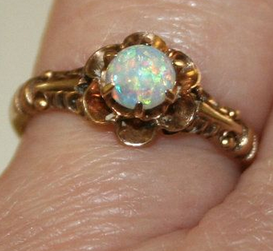 alliharvard's tweet photo. opals make my heart flutter. ᒓᴥᒔ opal rings look like fairy jewelry. if only i could find this one. http://t.co/LgAeIN18r7