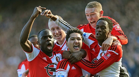 FootballSteack's tweet photo. El Feyenoord se asienta en la 3ª plaza de la liga de Holanda tras ganar al PSV

El Ajax ya está a 8 puntos del PSV http://t.co/fZwBkHmkDJ