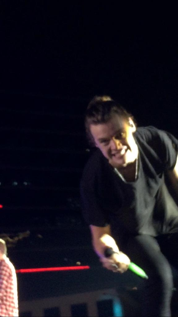 N0UISTALGIA's tweet photo. I SWEAR HARRY STYLES WAS LOOKING AT ME HES SO CUTE I CANT http://t.co/2Ddg51k9PN