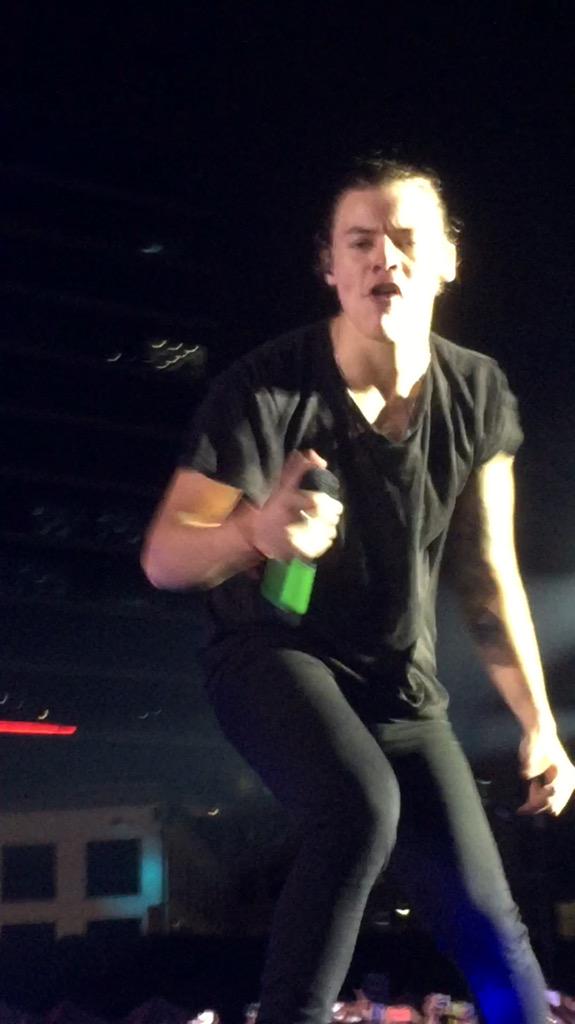 N0UISTALGIA's tweet photo. I SWEAR HARRY STYLES WAS LOOKING AT ME HES SO CUTE I CANT http://t.co/2Ddg51k9PN
