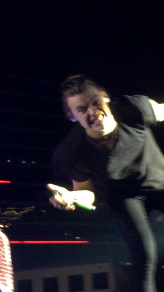 N0UISTALGIA's tweet photo. I SWEAR HARRY STYLES WAS LOOKING AT ME HES SO CUTE I CANT http://t.co/2Ddg51k9PN